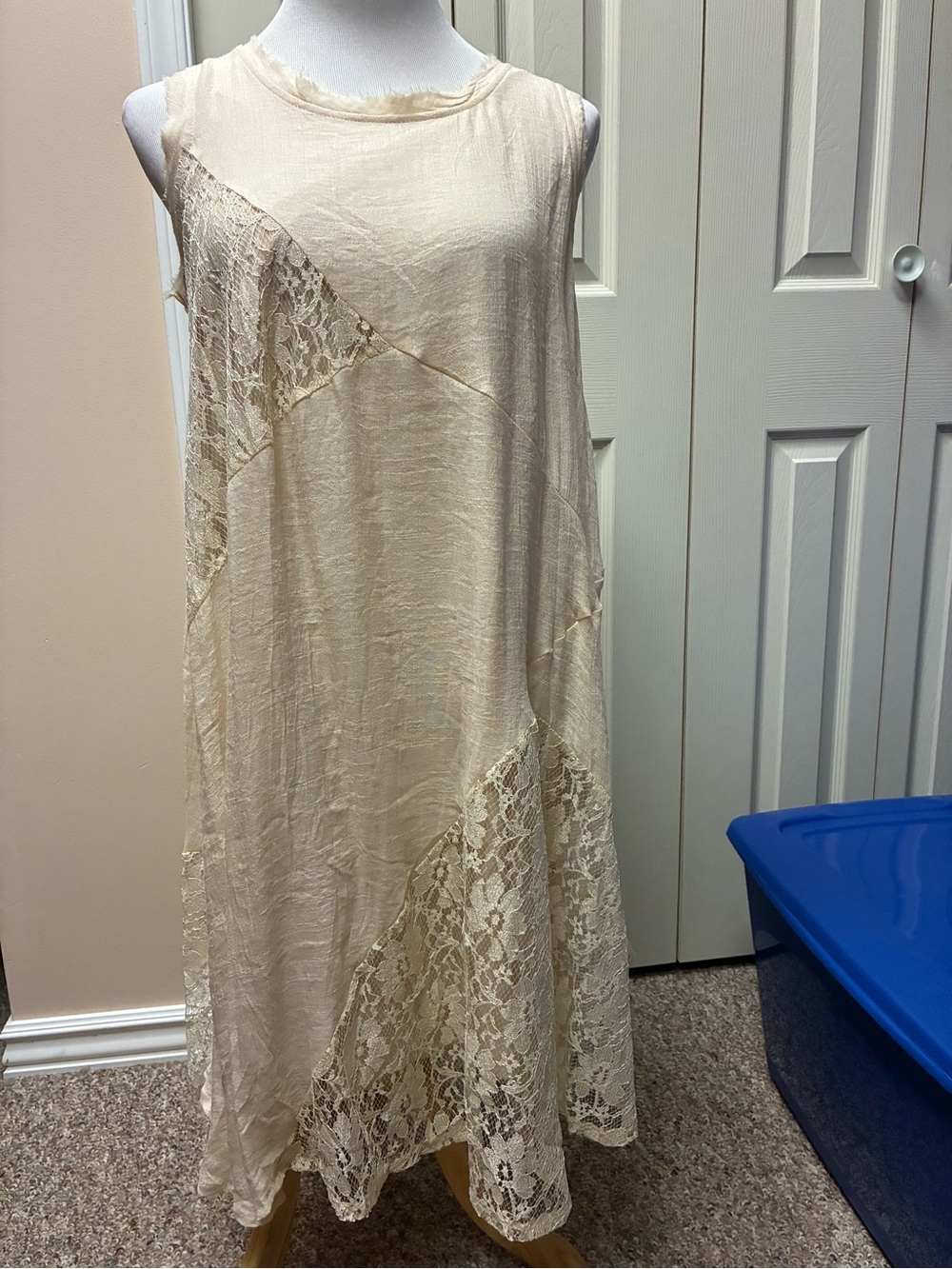 Jeune Jeunesse Size Medium Sleeveless Lace-Accent Midi Dress in Cream